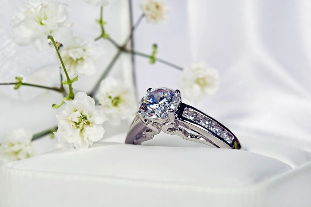 Picture of an engagement ring without a wedding band.