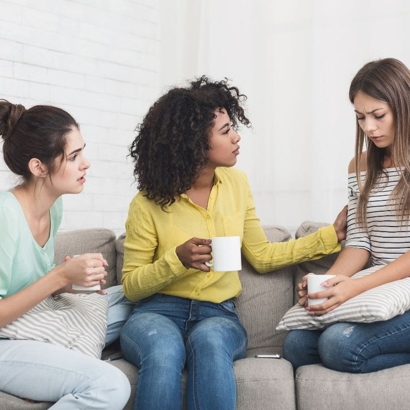 outra maneira de apoiar outras mulheres é simplesmente ouvi-las quando elas têm algo a dizer.