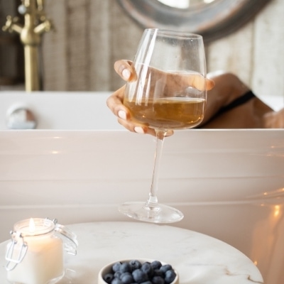 Alcohol before or during a bath can dehydrate you