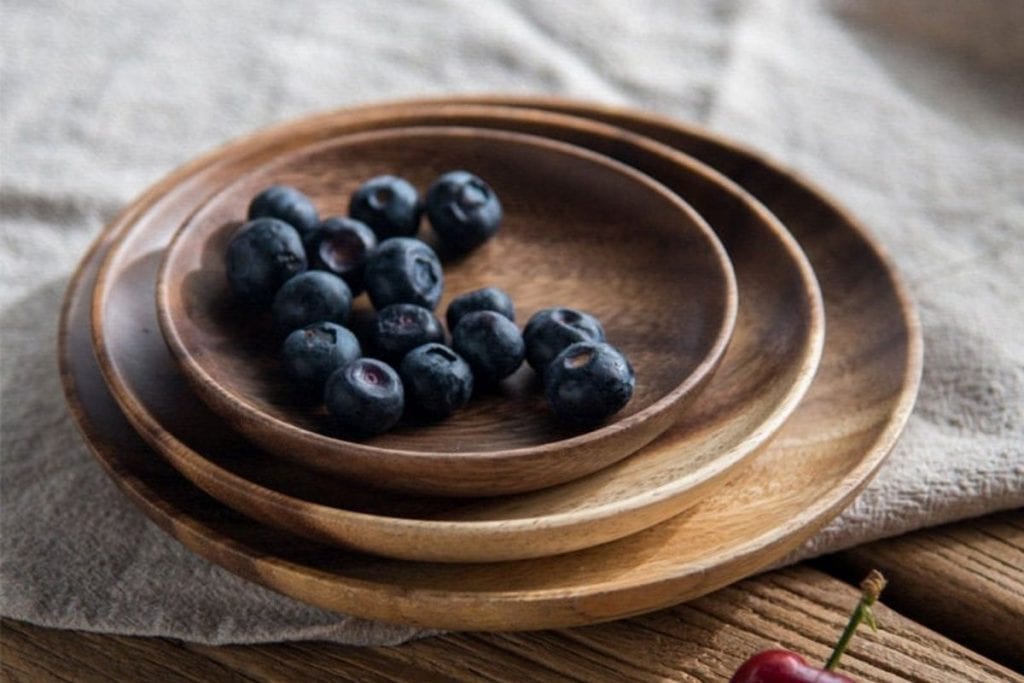 Wooden Plates are both stylish and eco-conscious. Eco-friendly gift ideas for women. Photo by Kiwimana